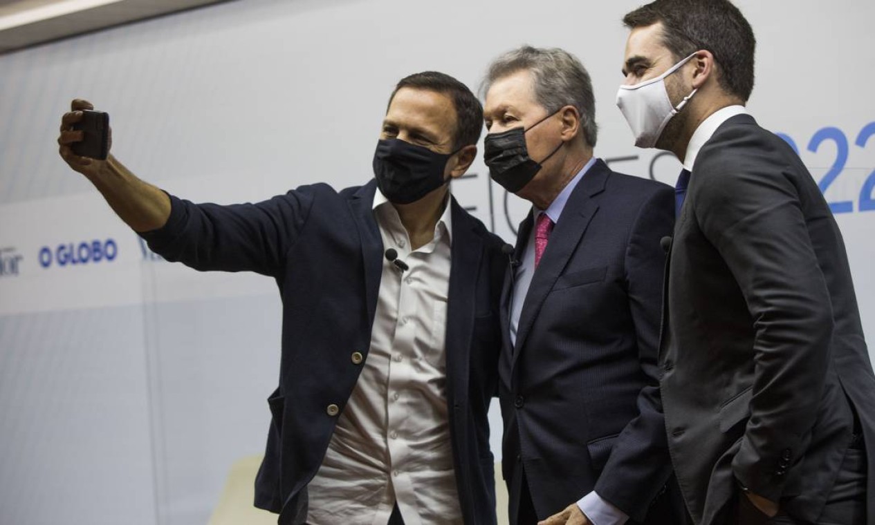 Pré-candidatos fazem selfie após debate Foto: Guito Moreto / Agência O Globo