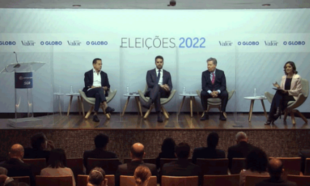 Debate entre os candidatos do PSDB que disputam as prévias presidenciais do partido Foto: Agência O Globo
