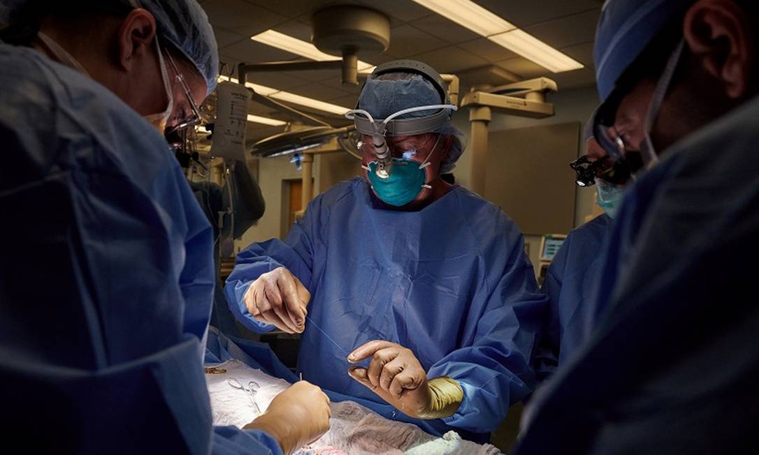 Robert Montgomery e sua equipe durante a cirurgia de transplante do rim de um porco para uma paciente humana, na NYU Langone, em Nova York Foto: REUTERS