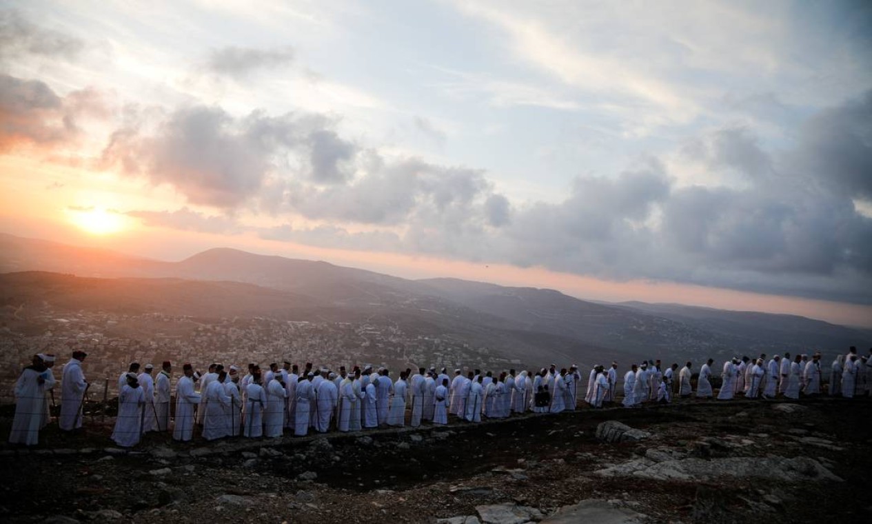 Membros da comunidade samaritana participam de uma peregrinação tradicional que marca o feriado de Sucot, ou Festa dos Tabernáculos, no topo do Monte Gerizim perto de Nablus na Cisjordânia ocupada Foto: RANEEN SAWAFTA / REUTERS