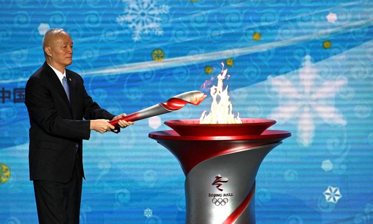 Scretário do Partido Comunista de Pequim, Cai Qi, acende o caldeirão durante a cerimônia de boas-vindas da chama olímpica antes dos Jogos Olímpicos de Inverno de Pequim 2022 Foto: NOEL CELIS / AFP