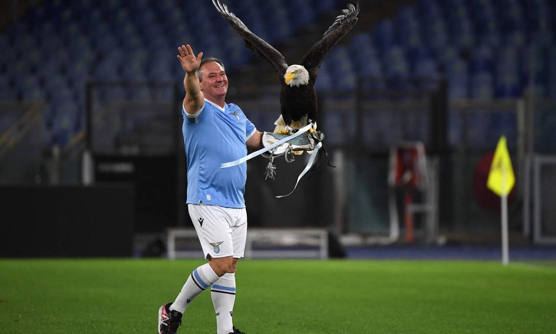 Juan Bernabé, responsável por cuidar de Olímpia, águia que é mascote da Lazio Foto: ANDREAS SOLARO / AFP