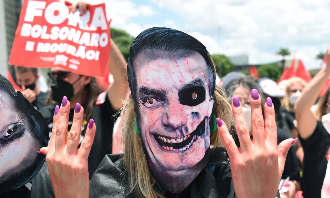 Manifestante usa máscara com imagem do presidentre Bolsonaro para protestar contra a PEC 32 Foto: EVARISTO SA / AFP