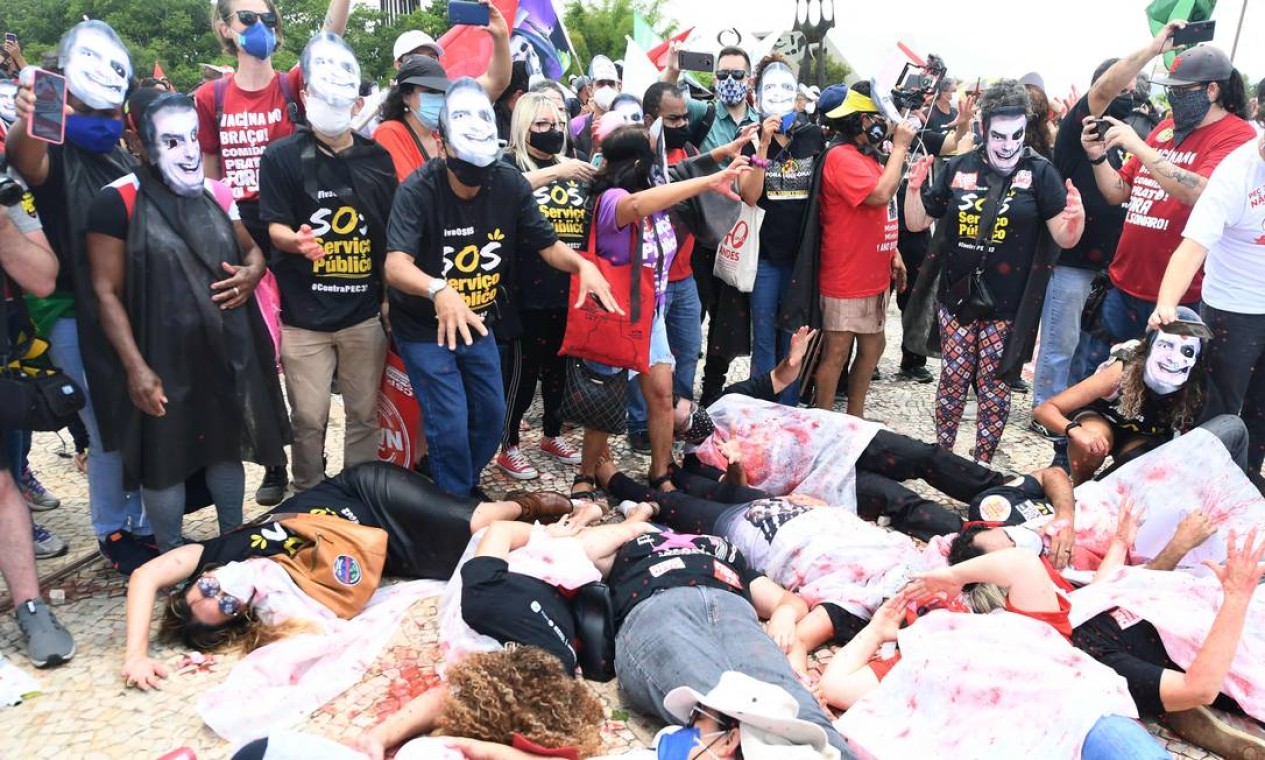 Manifestantes se deitam em performance durante protesto Foto: EVARISTO SA / AFP
