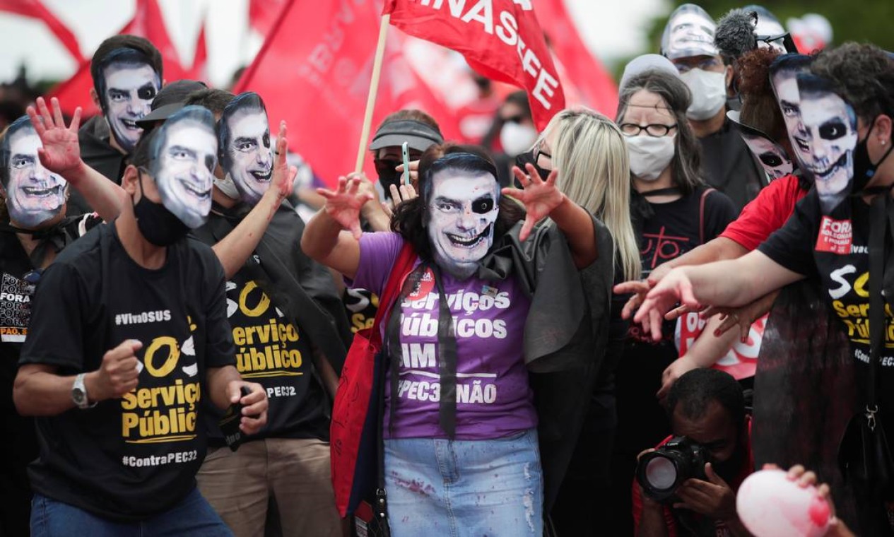 Servidores públicos usaram máscaras para protestar o presidente Foto: UESLEI MARCELINO / REUTERS