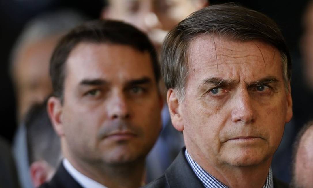 O senador Flávio Bolsonaro e o presidente Jair Bolsonaro Foto: Jorge William / Agência O Globo