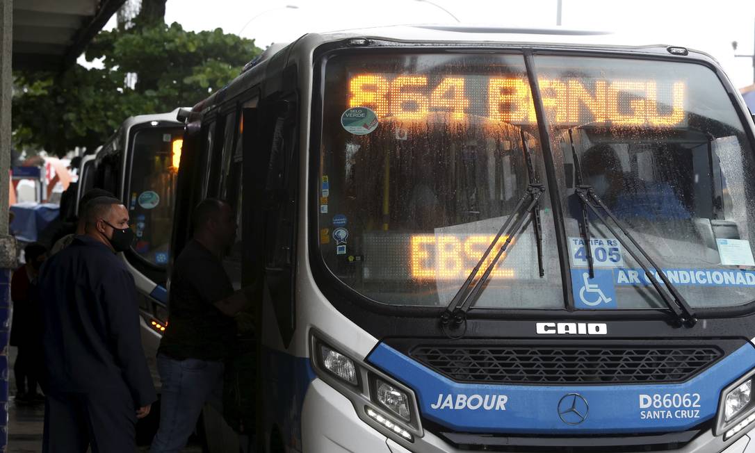 Linha 864 circulou com 35 ônibus quando deveria ter 60 Foto: FABIANO ROCHA / Agência O Globo