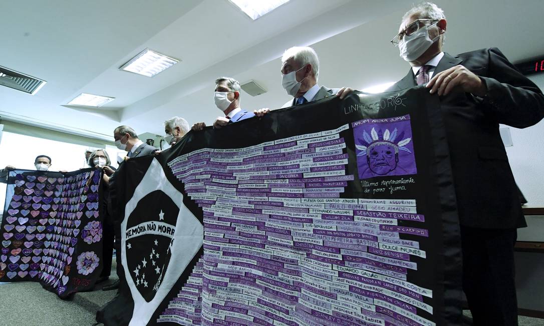 Integrantes da CPI seguram painel com o nome de vítimas da Covid-19 Foto: Foto: Edilson Rodrigues/Agência Senado