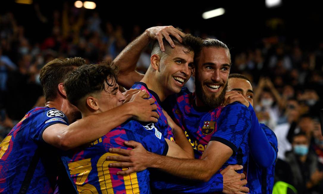 Jogadores celebram gol com Piqué Foto: JOSEP LAGO / AFP