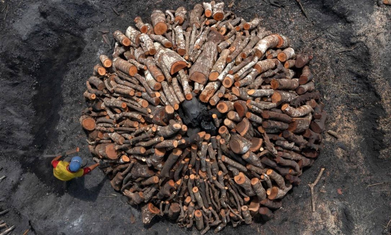 Imagem aérea mostra fornos artesanais para produção de carvão de mangue, em El Espave, distrito de Chame, 80 km ao norte da Cidade do Panamá. Leis ambientais que proíbem o corte de madeira do manguezal podem encerrar com a tradição secular Foto: LUIS ACOSTA / AFP
