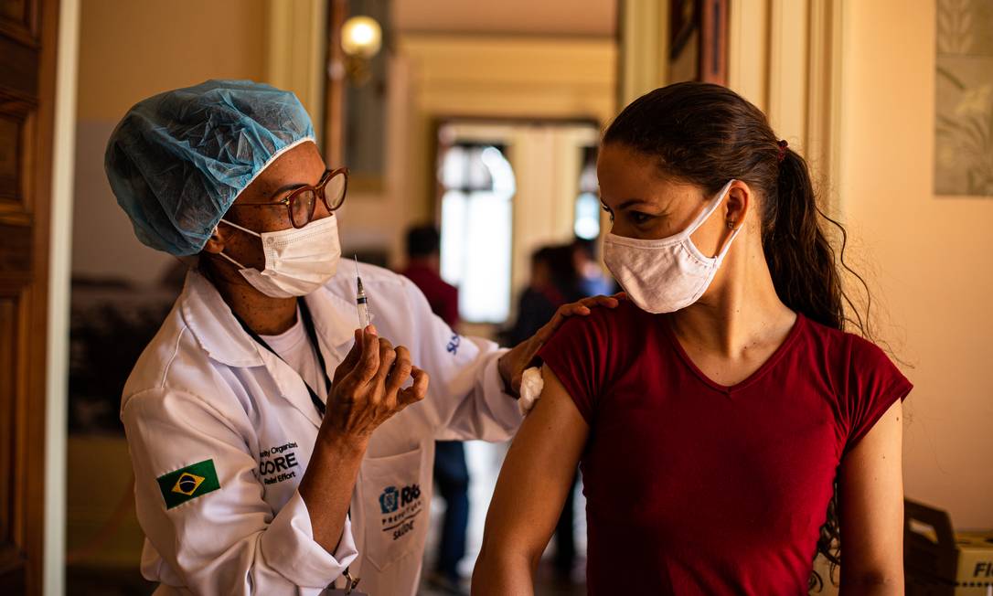 Pfizer/BioNTech anunciaram que uma dose de reforço da vacina de Covid-19 aumenta para 95,6% eficácia contra a doença. Foto: Hermes de Paula / Agência O Globo