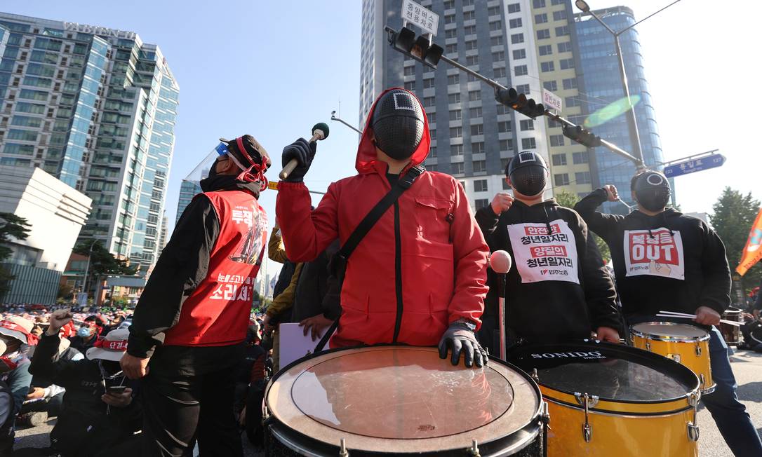 Trabalhadores vestidos com trajes da série 'Round 6' durante protesto por melhores condições de emprego em Seul, na Coreia do Sul Foto: YONHAP NEWS AGENCY / REUTERS