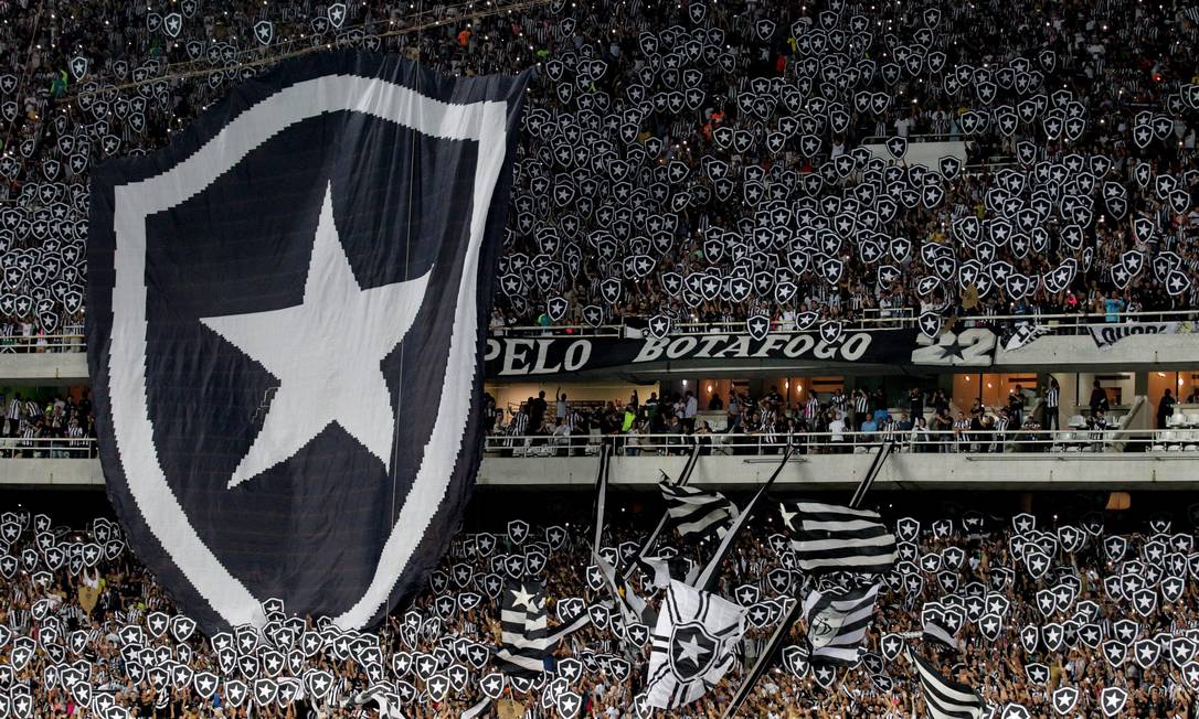 Torcedores do Botafogo no estádio Nilton Santos Foto: Marcelo Theobald / Agência O Globo