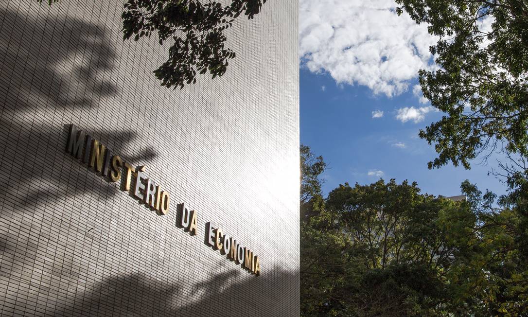 A decisão do governo de contornar o teto de gastos para criar o Auxílio Brasil levou à demissão de parte da equipe de Paulo Guedes Foto: Hoana Gonçalves / Agência O Globo