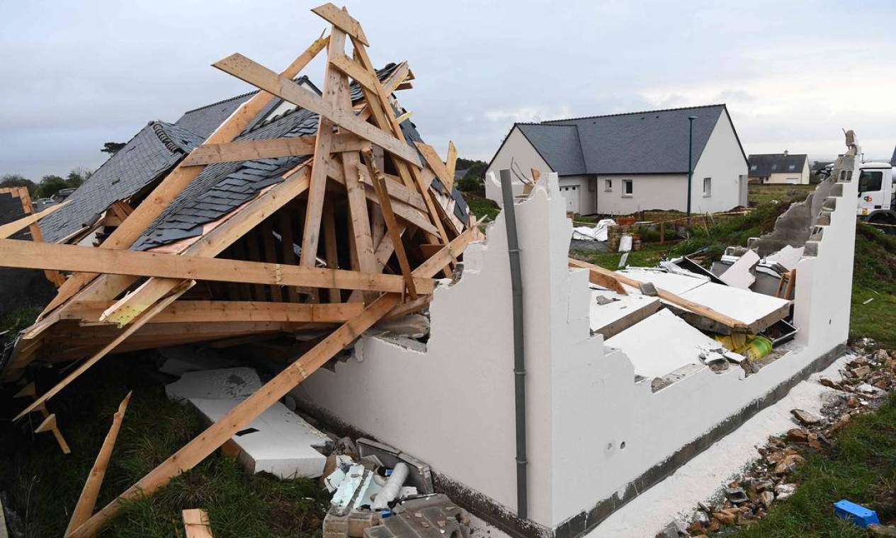Casa fica destruída após ser atingida pela tempestade Aurore, em Plozevet, oeste da França Foto: FRED TANNEAU / AFP