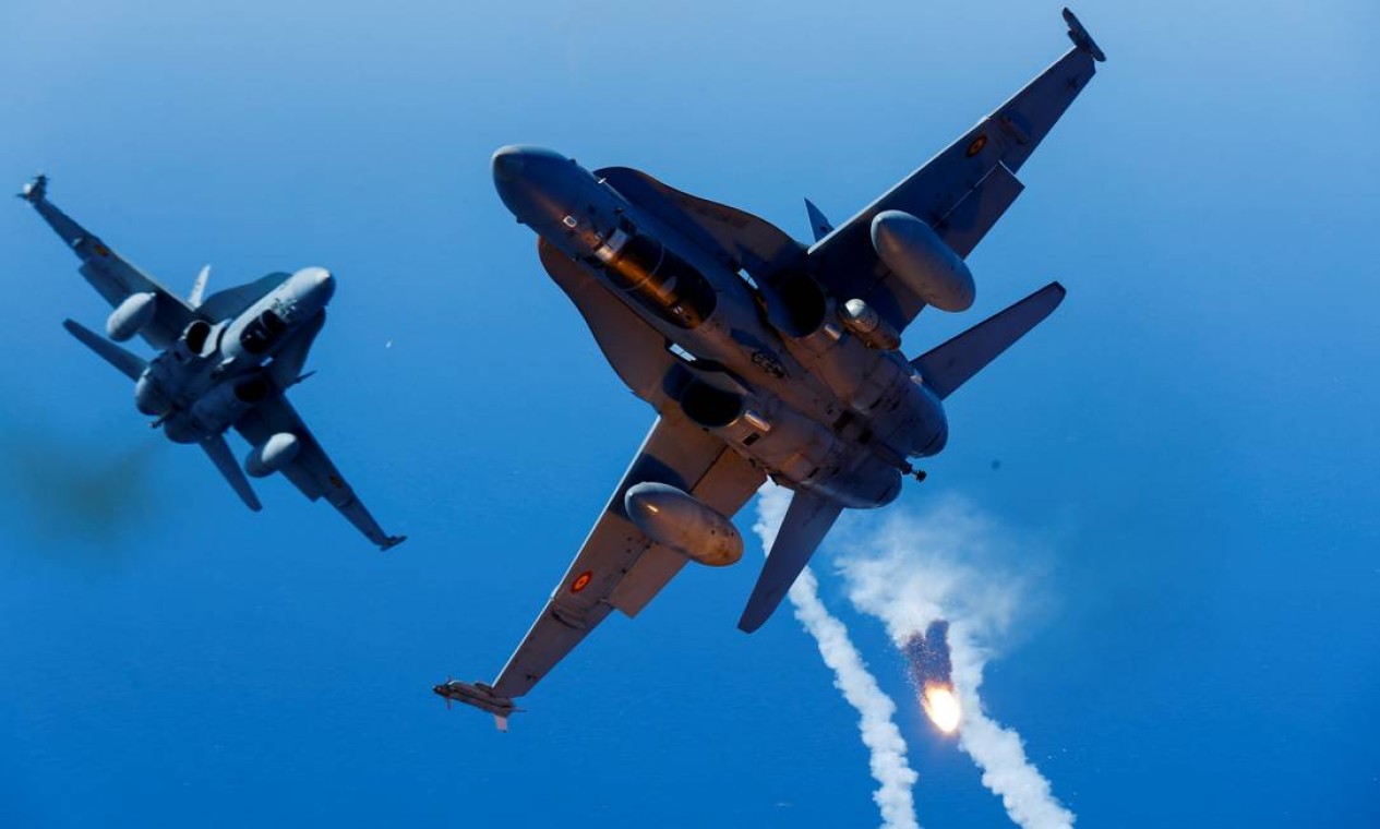 Dois caças F-18 da Força Aérea Espanhola lançam foguetes durante o Exercício Militar Ocean Sky 2021 para treinamento ar-ar avançado no espaço aéreo sul das Ilhas Canárias, Espanha, 21 de outubro de 2021. REUTERS / Borja Suarez TPX IMAGES DO DIA Foto: BORJA SUAREZ / REUTERS