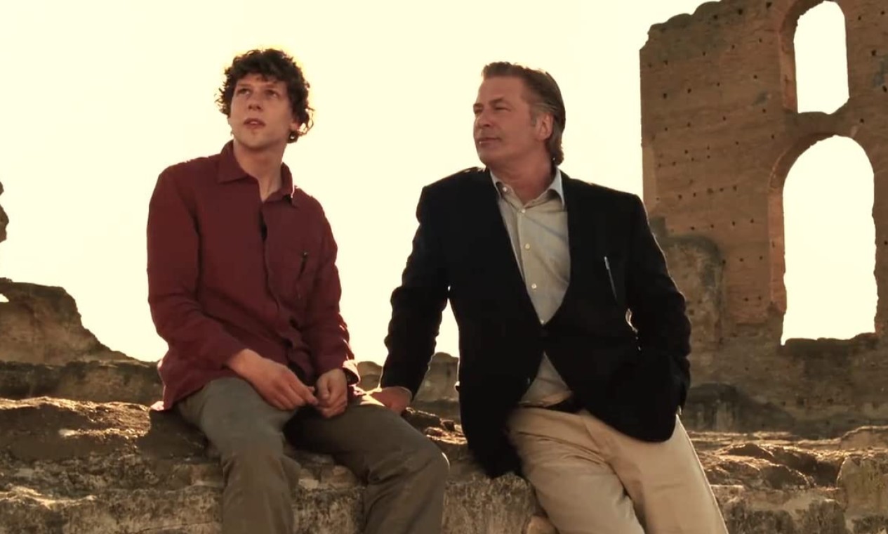 Jesse Eisenberg e Baldwin em 'Para Roma com amor', um dos trabalhos que fez com o diretor Woody allen Foto: Reprodução