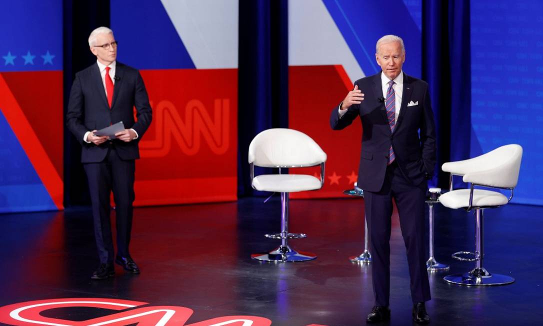 Presidente dos Estados Unidos, Joe Biden, durante entrevista à CNN; ao fundo, o âncora Anderson Cooper Foto: JONATHAN ERNST / REUTERS/21-10-21