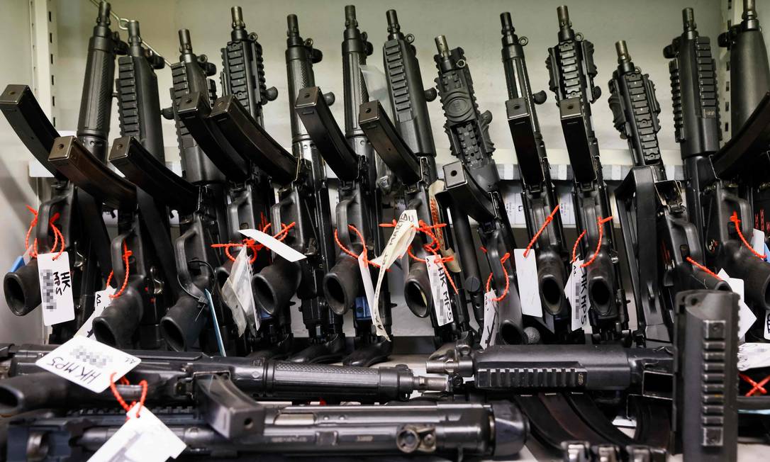 Armas cenográficas guardadas no arsenal cinematográfico La Courneuve, em Paris Foto: THOMAS SAMSON / AFP