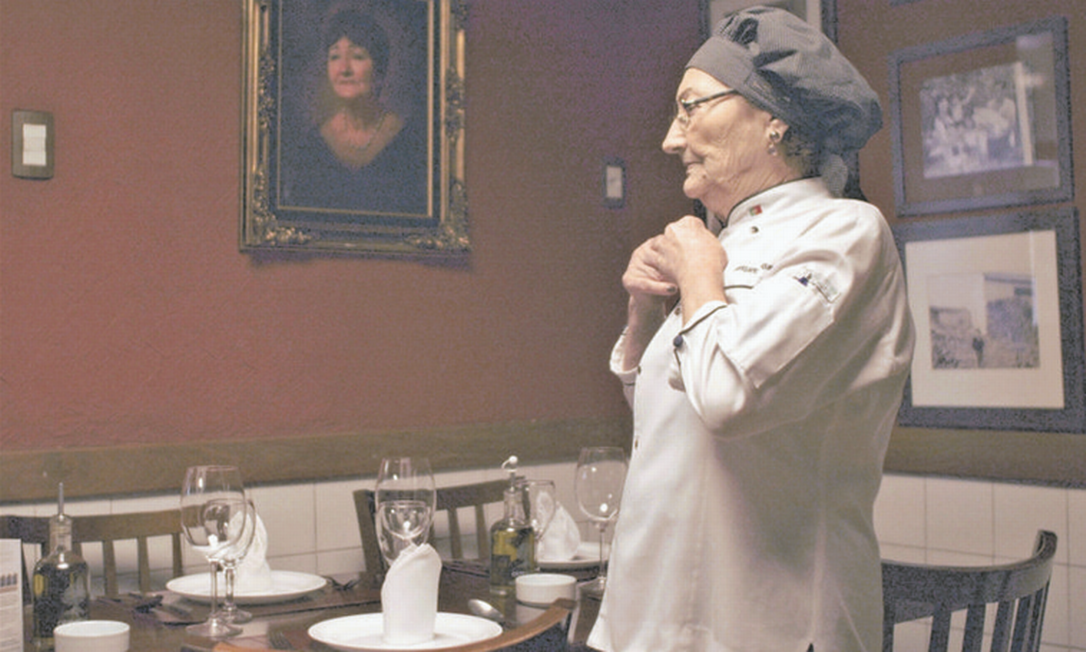 No restaurante. Dona Henriqueta em cena do curta-metragem escrito e dirigido por Anna Azevedo Foto: Divulgação/Sasha Lazarev
