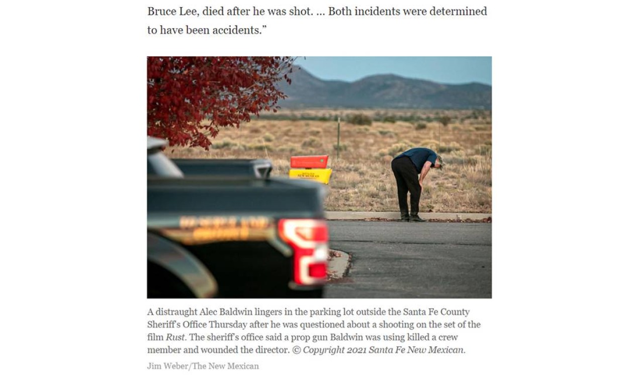 Alec Baldwin aparece desolado, após depor sobre o incidente que matou uma diretora de fotografia da equipe do filme "Rust" Foto: Reprodução / Jim Weber / The New Mexican