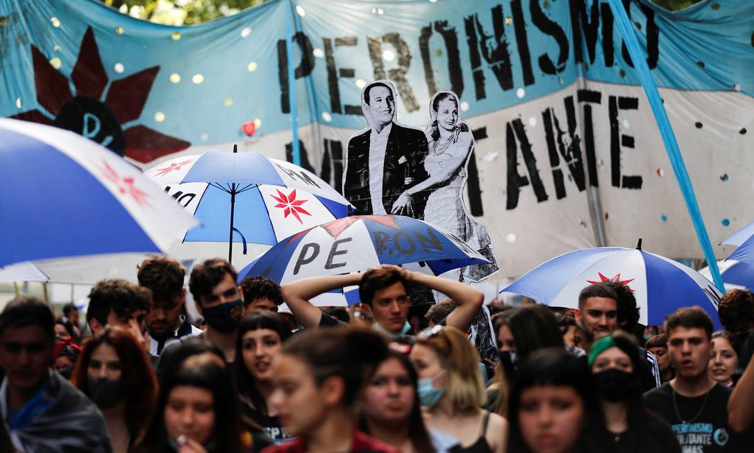 Cartaz com imagem do ex-presidente Juan Domingo Perón e da primeira-dama Eva Perón, durante protesto a favor do presidente Alberto Fernández, no dia 17 de outubro Foto: AGUSTIN MARCARIAN / REUTERS