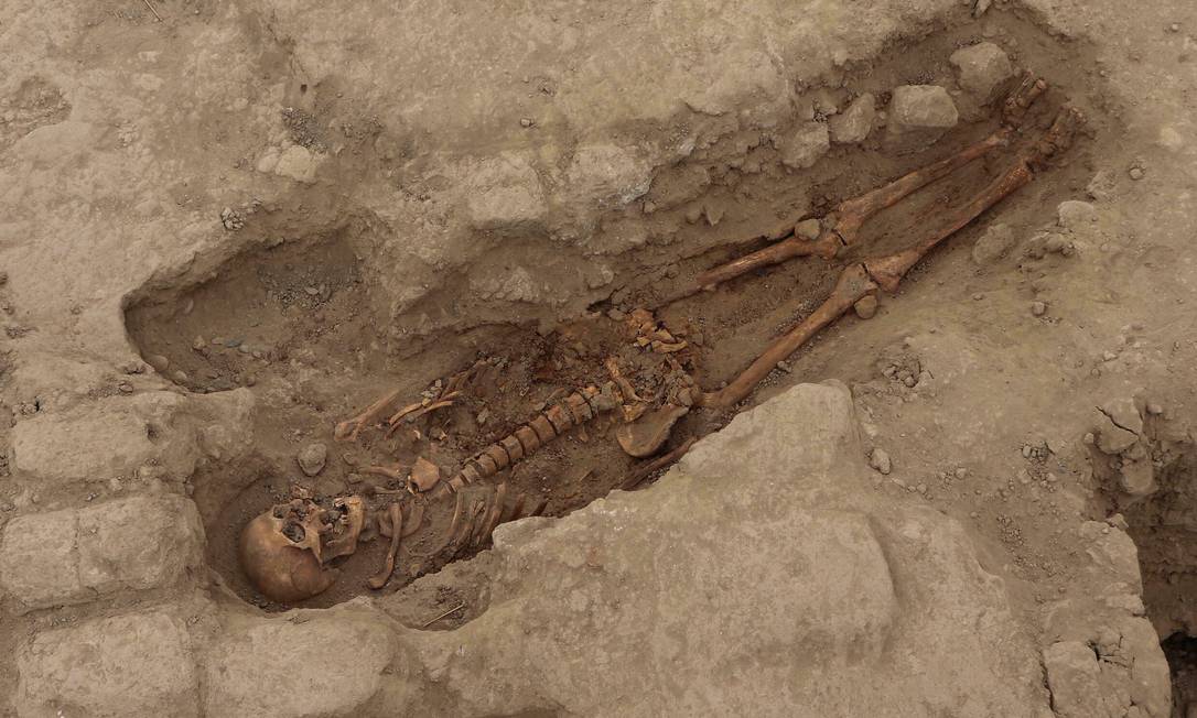 Fotografia divulgada pelo Museu das Tumbas Reais de Sipán mostra um dos 29 restos mortais encontrados no sítio arqueológico em Lambayeque, no Peru Foto: AFP