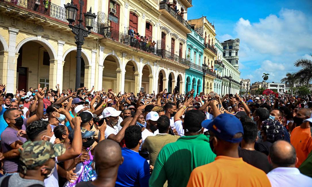 Protestos dos dias 11 e 12 de julho levaram milhares de pessoas às ruas de Havana, com críticas à crise econômica em Cuba Foto: YAMIL LAGE / AFP