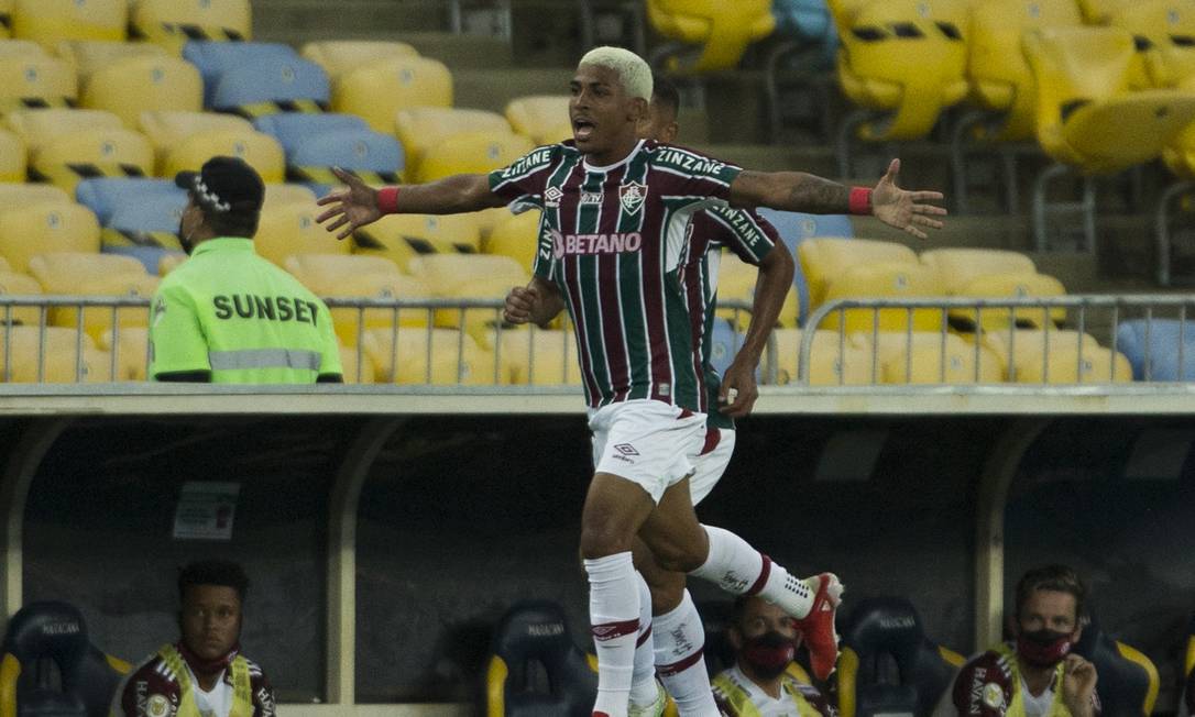 John Kennedy comemora o primeiro gol do Fluminense na vitória por 3 a 1 sobre o Flamengo, no Maracanã Foto: Guito Moreto / Agência O Globo