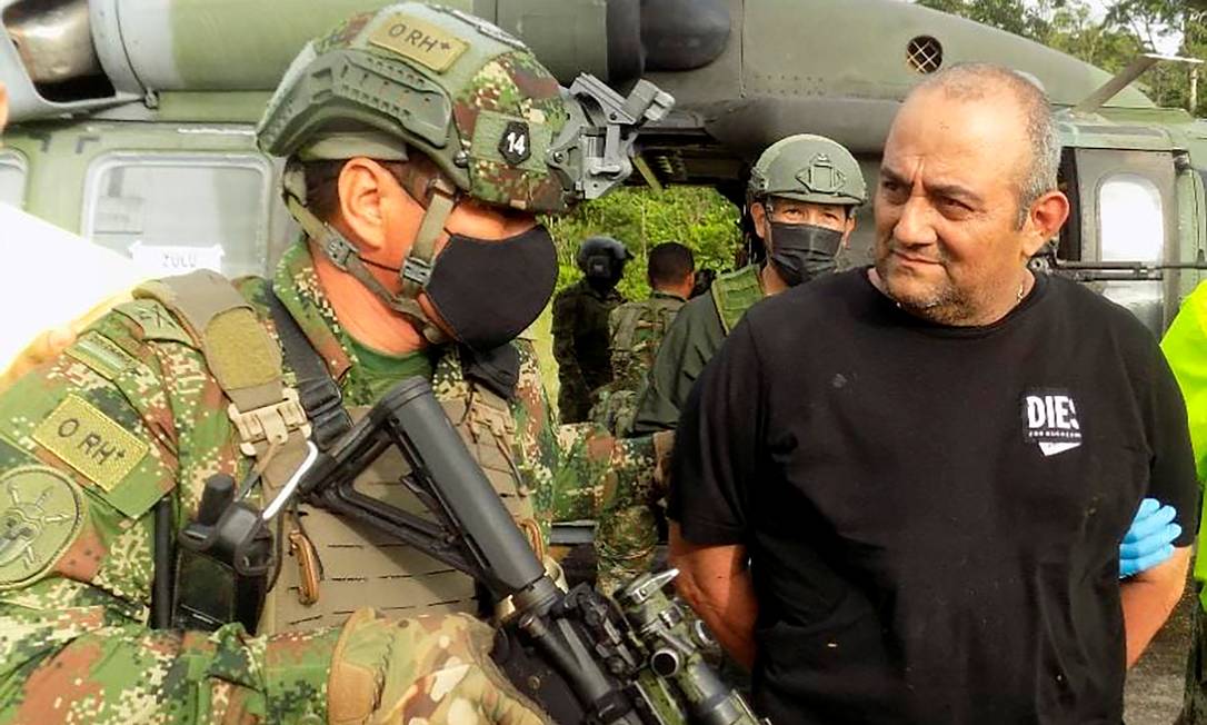 Dairo Antonio Úsuga David, conhecido como "Otoniel", líder do Clã do Golfo, é conduzido por militares depois de sua captura Foto: COLOMBIAN DEFENSE MINISTRY / via REUTERS