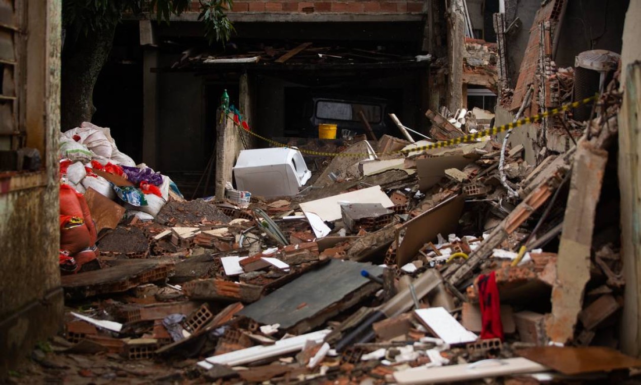 Escobros do prédio que desabou em Nilópolis Foto: Maria Isabel Oliveira / Agência O Globo