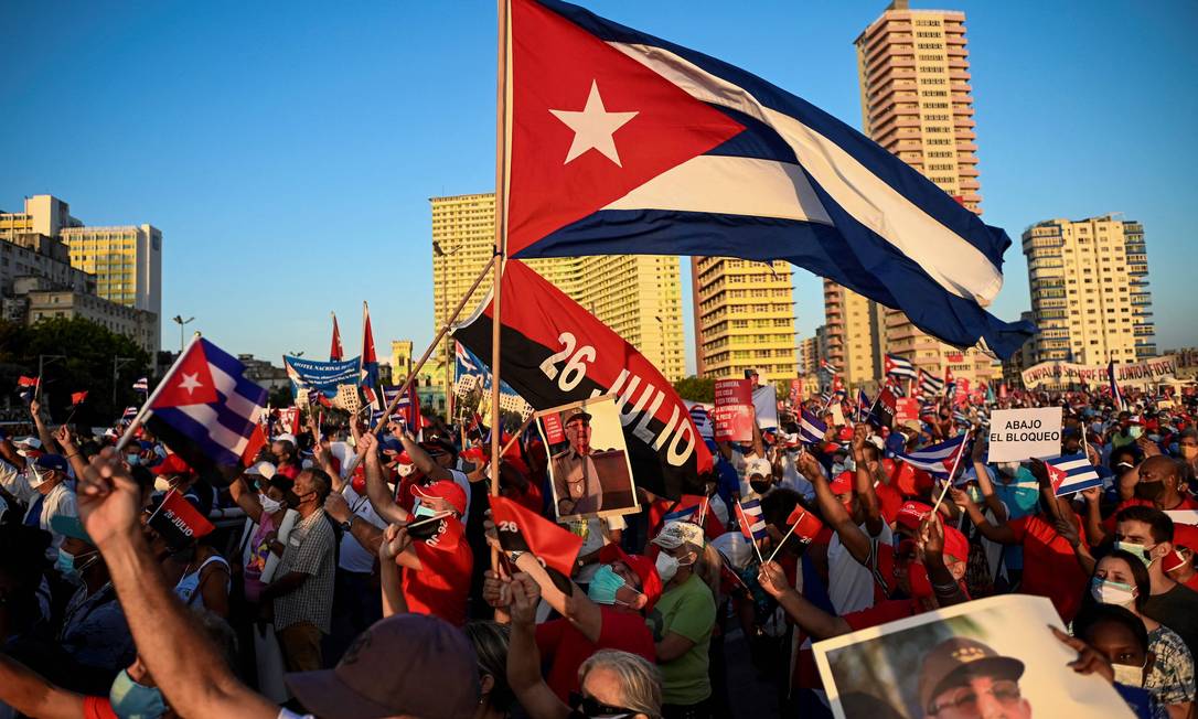 Cubanos participam de ato em apoio ao governo do presidente Miguel Diaz-Canel em Havana, em 17 de julho de 2021, dias após protestos em massa da oposição Foto: YAMIL LAGE / AFP