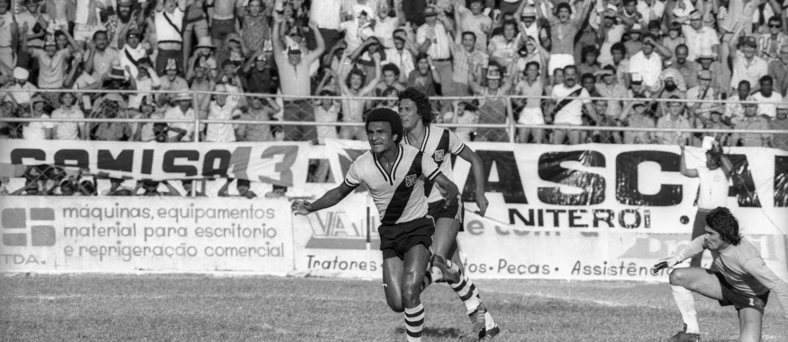 Ramon corre para comemorar o gol marcado, seguido por Roberto Dinamite, na vitória sobre o Americano pelo Campeonato Carioca de 1977 Foto: Eurico Dantas/Agência O Globo