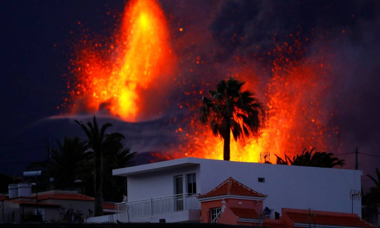 Vulcão Cumbre Vieja continua em erupção, visto de El Paso, nas ilhas Canárias de La Palma, Espanha Foto: BORJA SUAREZ / REUTERS