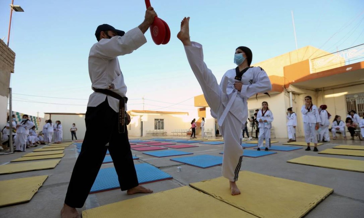 Meninas iraquianas durante aulas de artes marciais em Batnaya, província de Nínive, Iraque Foto: ARI JALAL / REUTERS