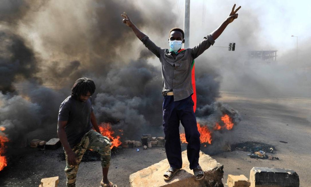 Forças armadas detiveram o primeiro-ministro do Sudão, Abdallah Hamdok, por sua recusa em apoiar seu "golpe ", disse o Ministério da Informação, depois de semanas de tensões entre militares e civis Foto: AFP