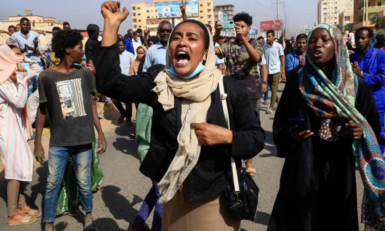 Manifestantes sudaneses marcham na capital, Cartum Foto: AFP