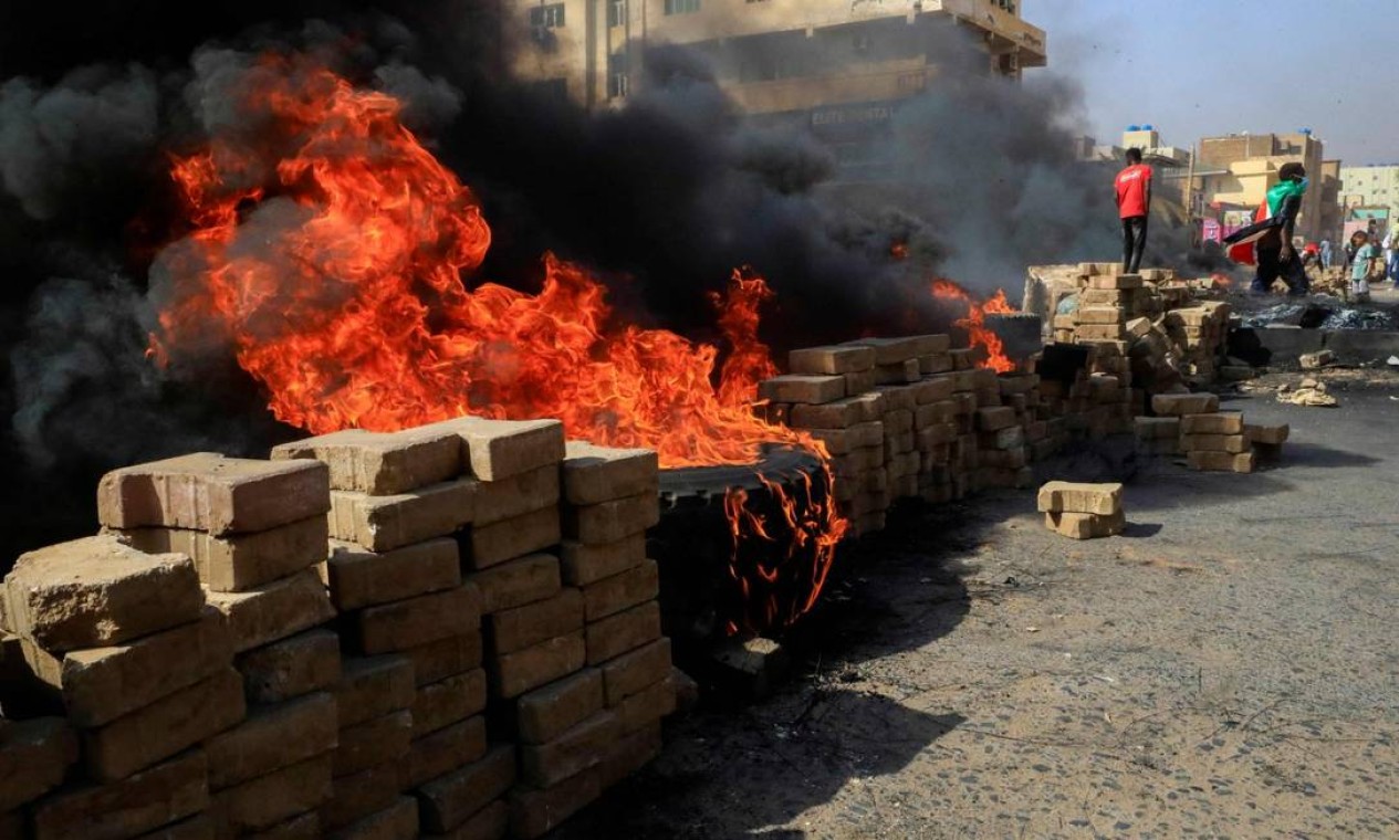 Manifestantes bloqueiam vias e incendiando pneus enquanto forças de segurança usam gás lacrimogêneo para dispersá-los Foto: ASHRAF SHAZLY / AFP
