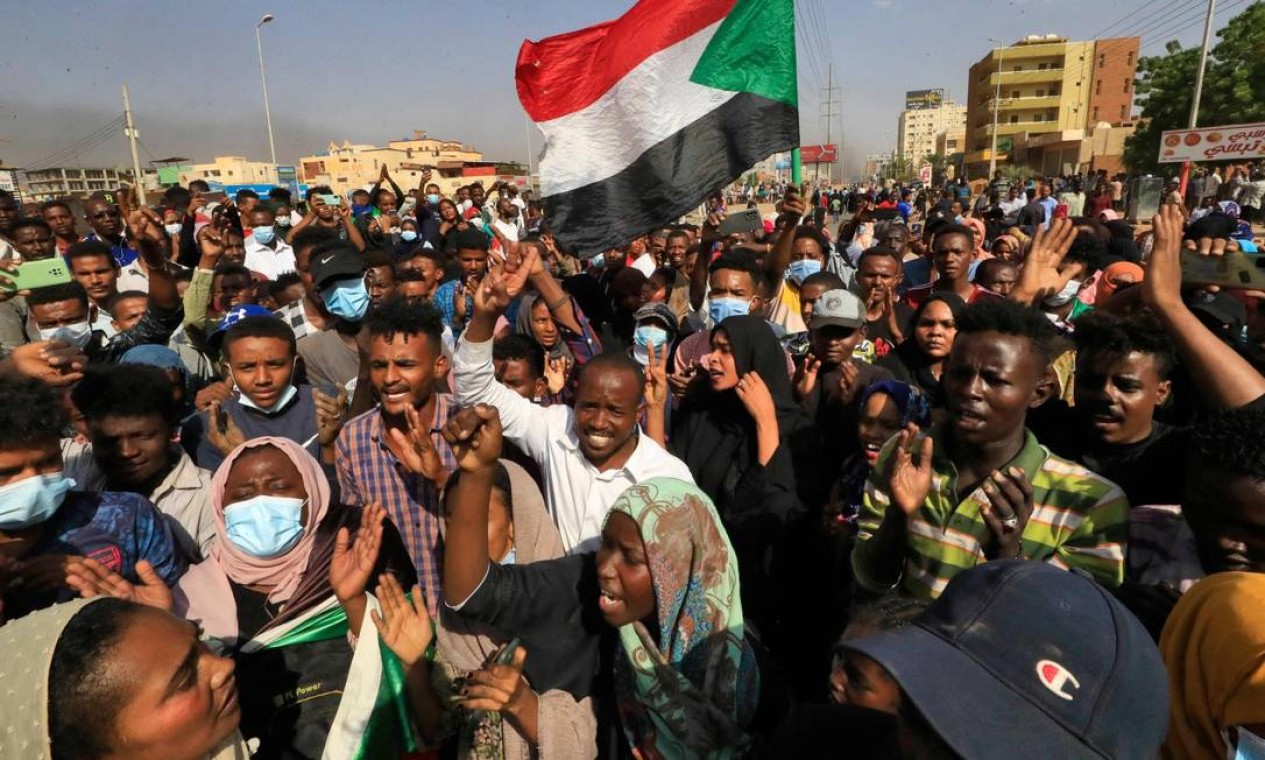 Manifestantes foram às ruas em protesto na capital, Cartum, contra prisão de membros do governo realizada pelo exército Foto: AFP