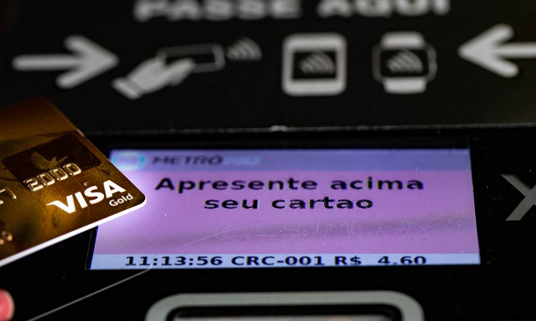Os juros no cartão de crédito rotativo estão em trajetória de alta Foto: Roberto Moreyra / Agência O Globo