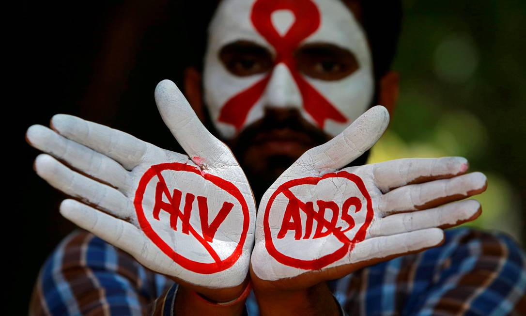 Pessoas que vivem com HIV e ONGs repudiaram fala de Jair Bolsonaro, que relacionou as vacinas contra Covid-19 ao vírus da imunodeficiência humana Foto: Ajay Verma / Reuters