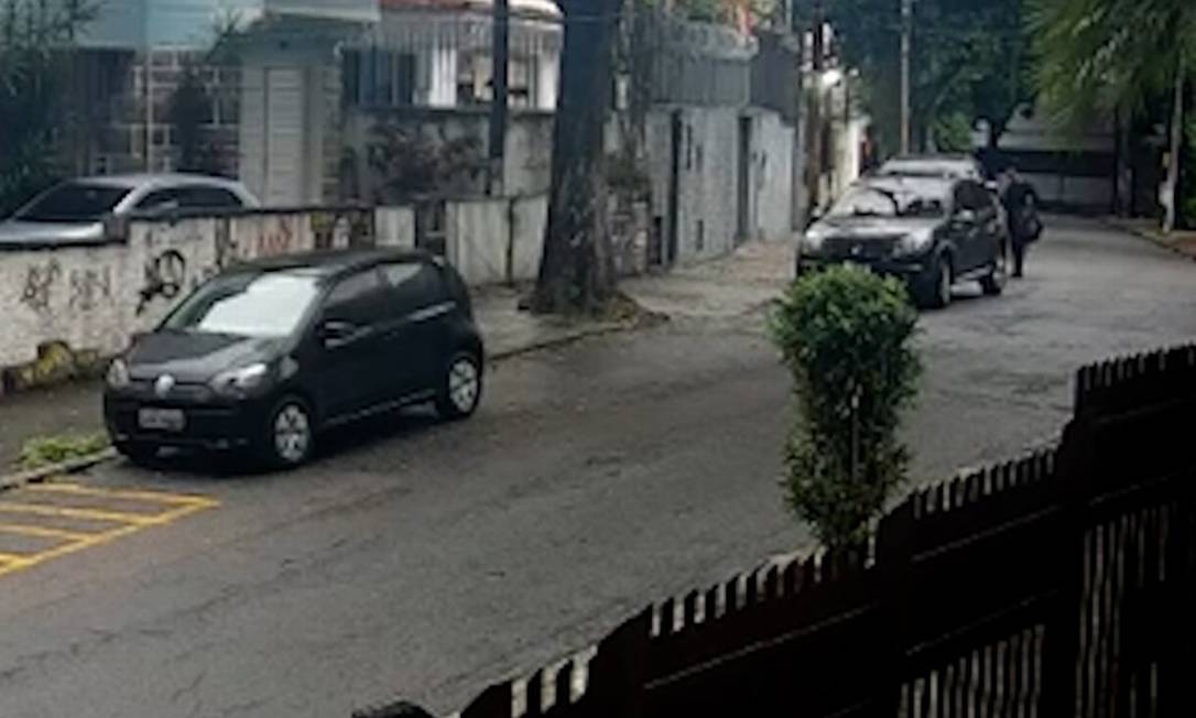 Imagem de câmera de segurança mostra preso por matar médico na Barra saindo do carro da vítima na Tijuca Foto: Reprodução