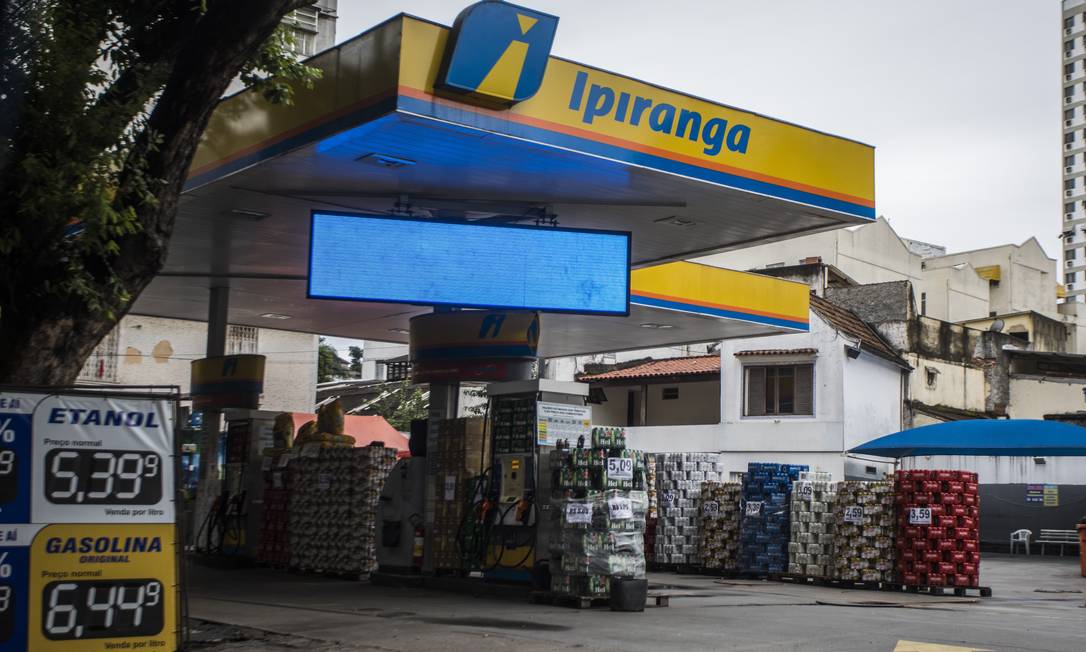 No novo reajuste da Petrobras a gasolina vai subir 7% nas refinarias e o diesel, 9% a partir de terça-feira Foto: Guito Moreto / Agência O Globo
