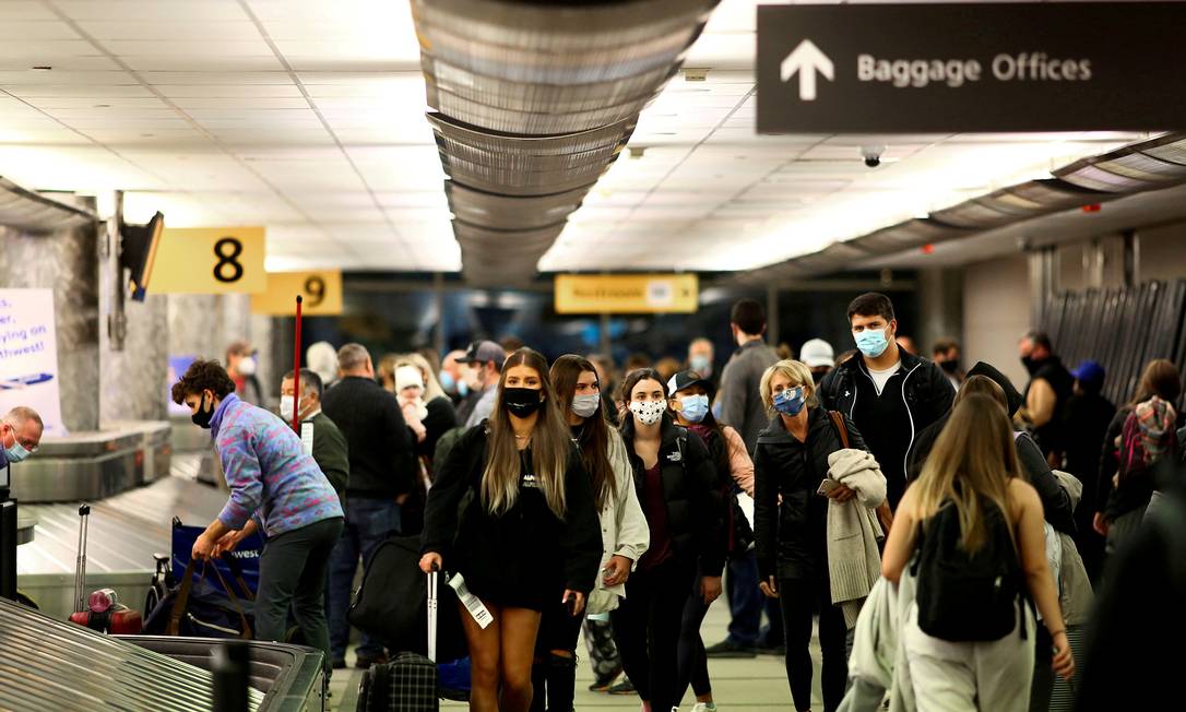 Passageiros pegam suas malas no setor de desembarque do aeroporto internacional de Denver, em outubro de 2020 Foto: Kevin Mohatt / REUTERS