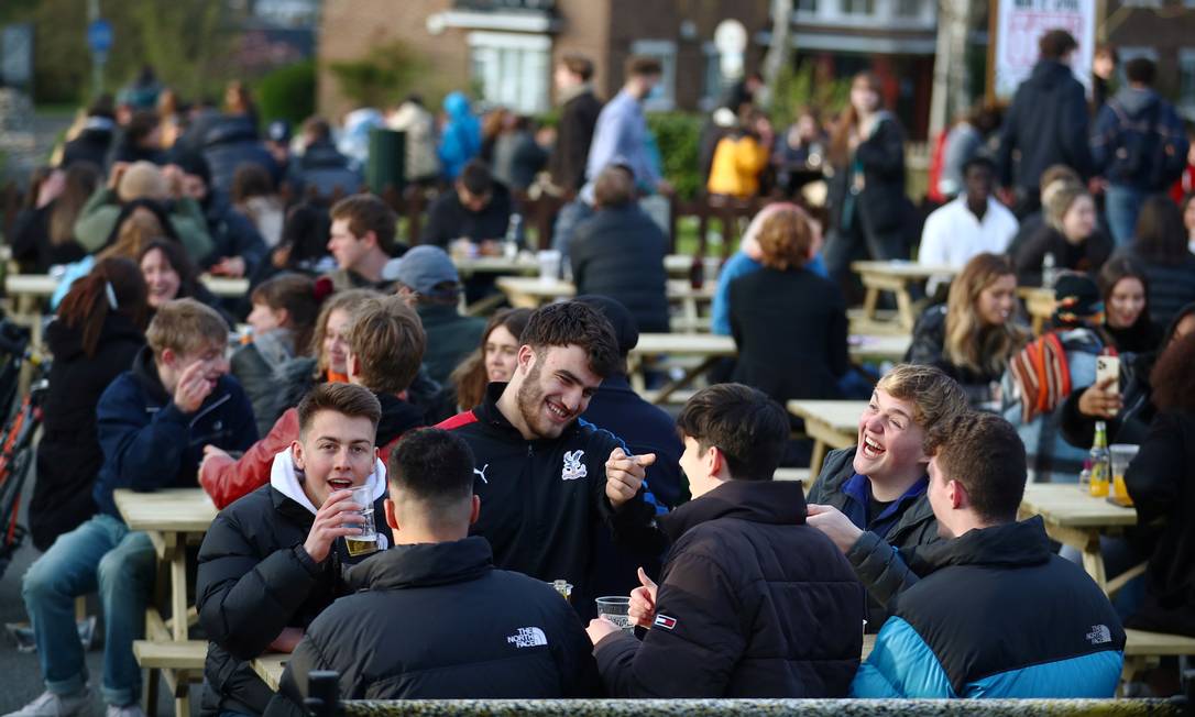 Jovens aproveitam relaxamento de medidas contra a Covid-19, em pub no Reino Unido Foto: HANNAH MCKAY / Reuters