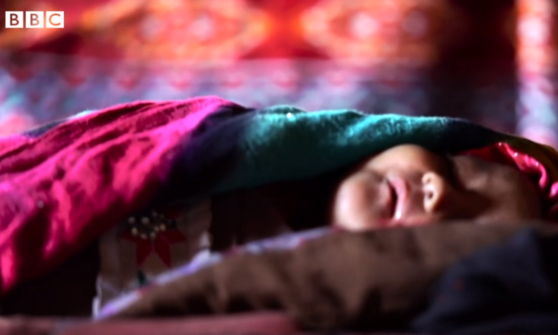 Bebê foi vendida por US$ 500 no Afeganistão Foto: Reprodução/BBC