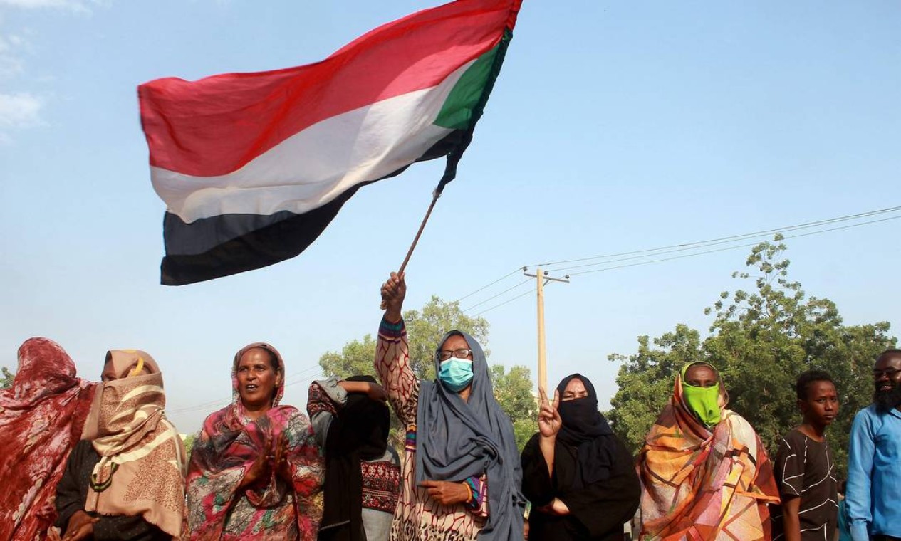 Sudanês protesta contra um golpe militar que derrubou a transição para o regime civil, no distrito de al-Shajara, no sul de Cartum Foto: - / AFP