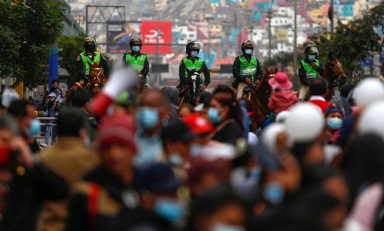 Policiais montados são vistos durante protesto do partido esquerdista Peru Libre, exigindo que o presidente Pedro Castillo feche o Congresso unicameral, no centro de Lima Foto: GIAN MASKO / AFP