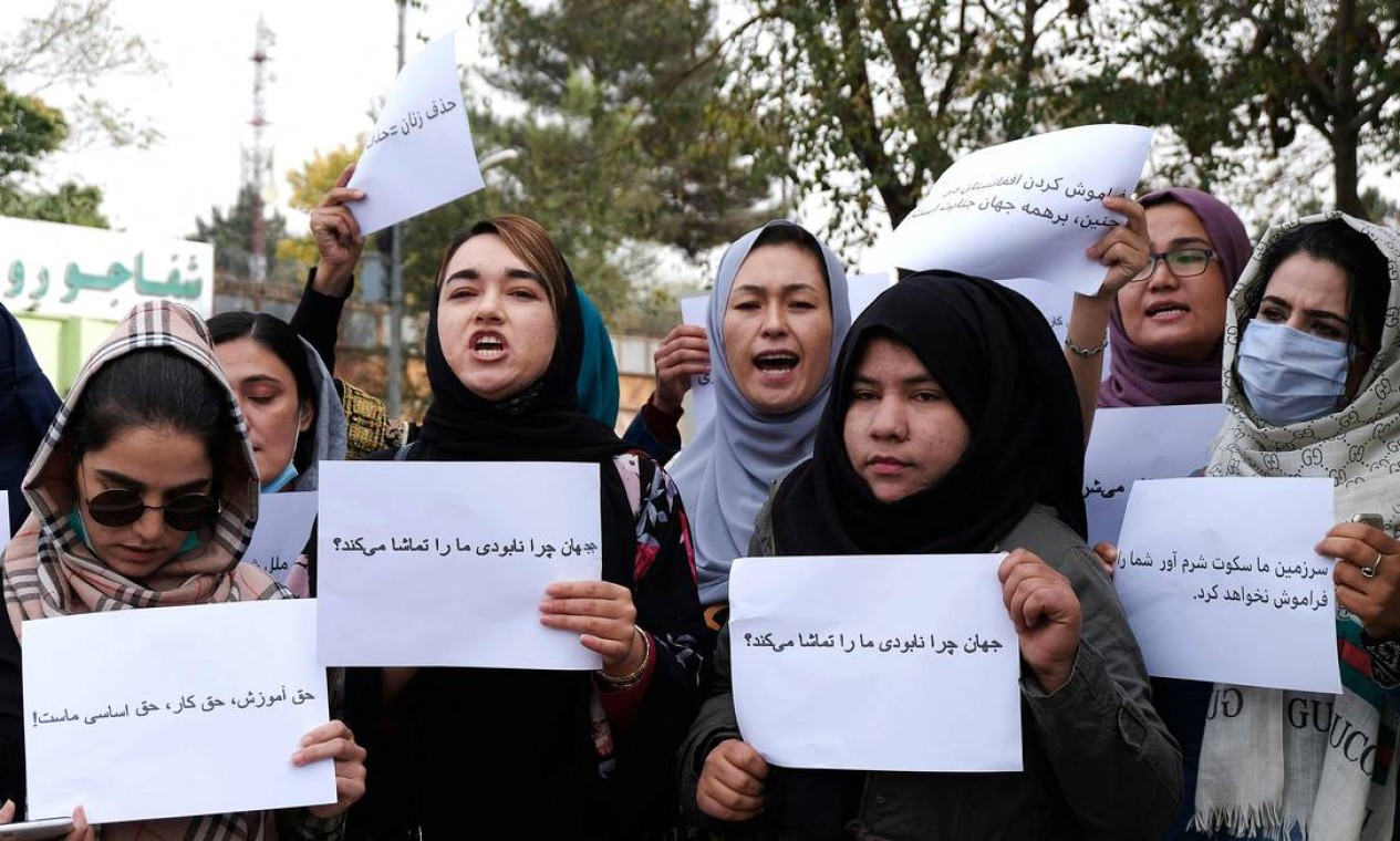Mulheres protestam em Cabul conclamando a comunidade internacional por apoio aos afegãos, que vivem sob o domínio do Talibã Foto: JAMES EDGAR / AFP