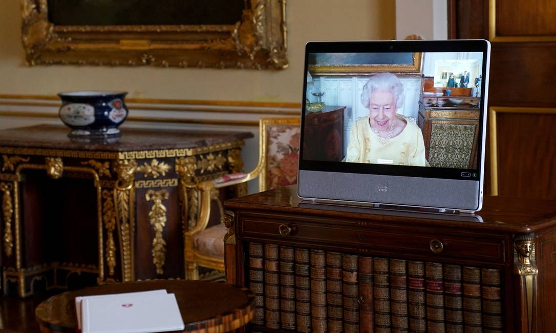 Sorridente, rainha Elizabeth II participa de audiências virtuais para dar as boas-vindas aos novos embaixadores do Reino Unido na Coreia do Sul e da Suíça, após passar noite em hospital na semana passada Foto: VICTORIA JONES / AFP